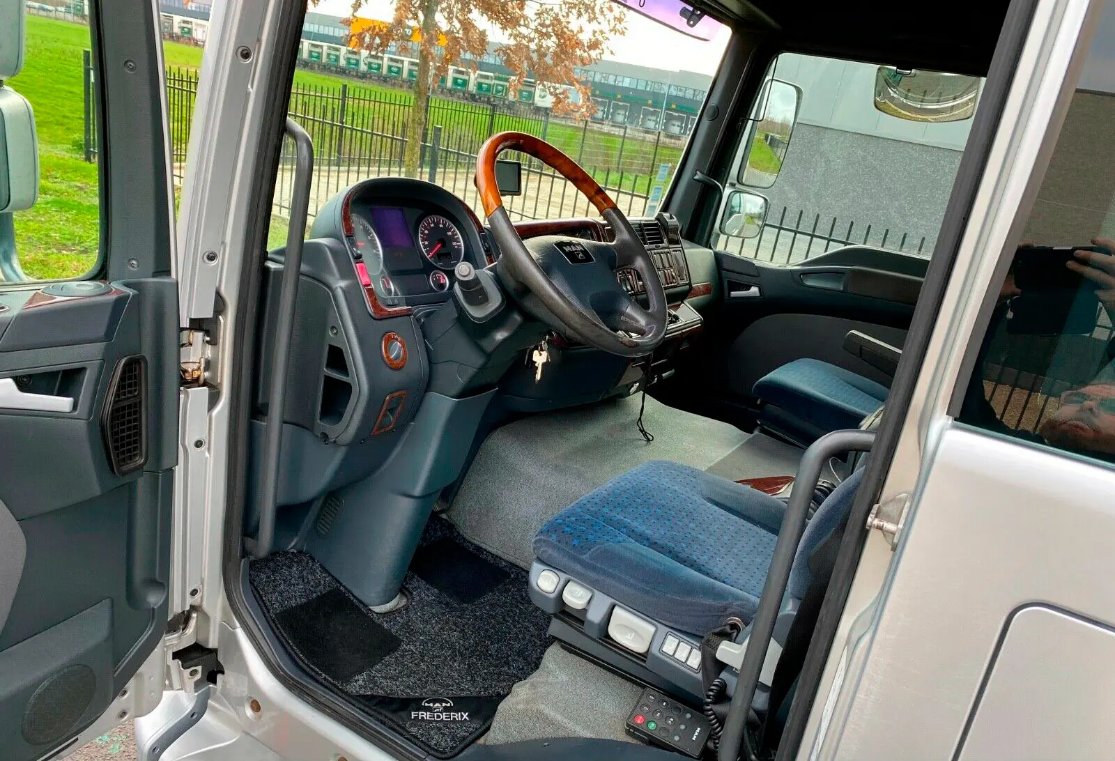 Автовоз на 3 авто MAN TGL 12.240 BL, спальная кабина, без пробега по РФ - фото 3