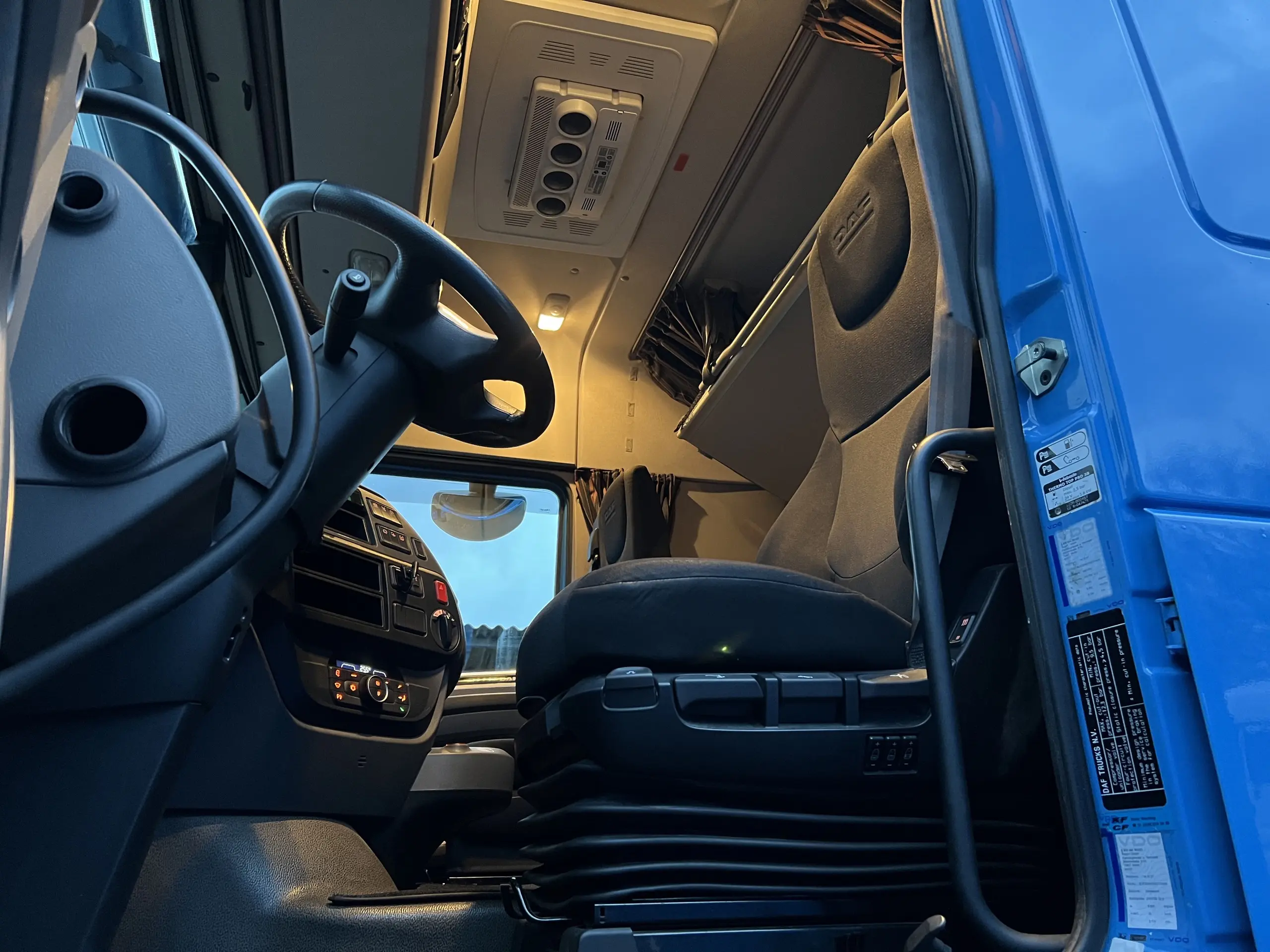 Тягач DAF XF 450, 4х2, Space Cab 2 спальника, 2017 год, без пробега по РФ - фото-детальных 2