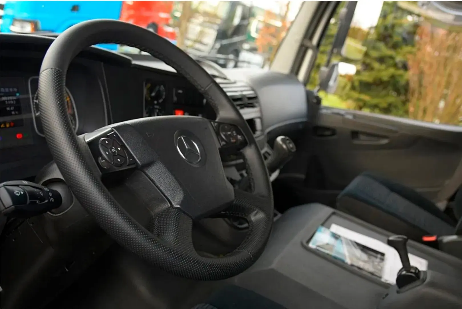 Mercedes Atego 1224 L нового поколения, 2015 год, штора-борт 50 м3, гидролифт, высокая кабина - фото 4