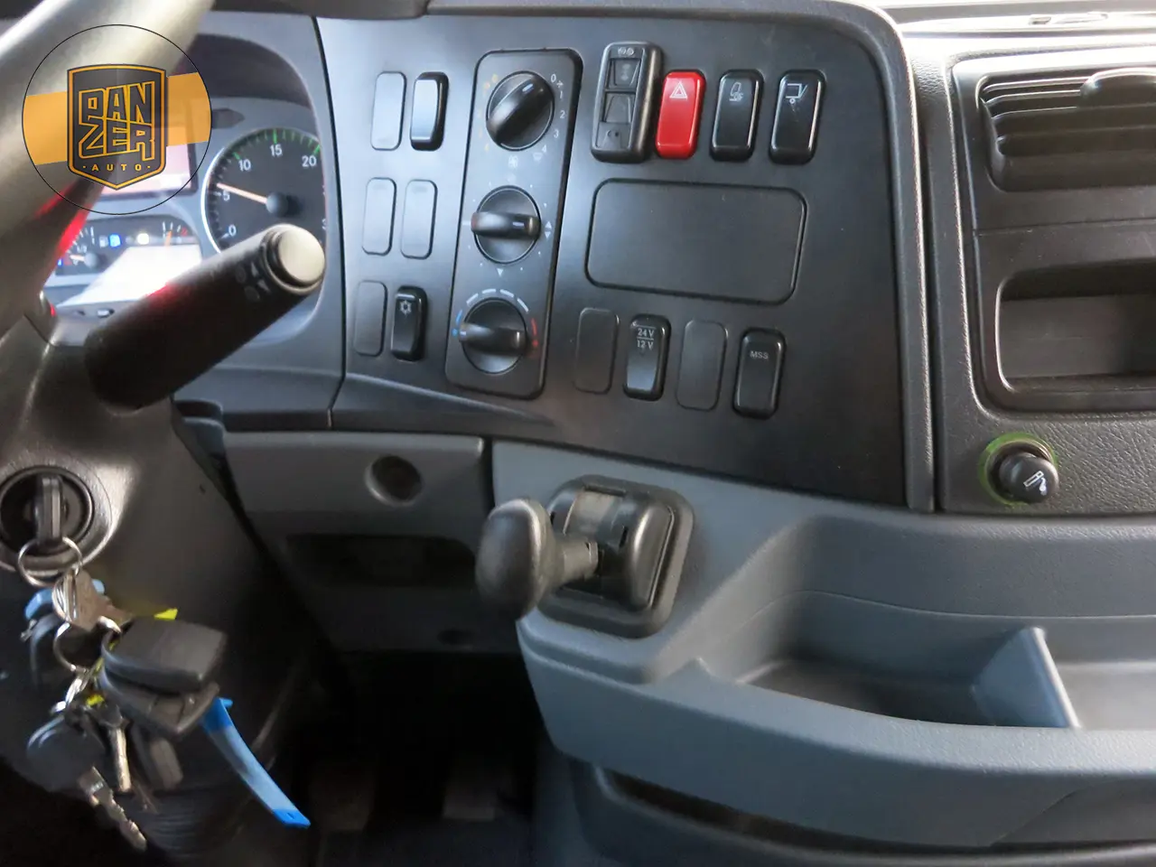 Mercedes Atego 822 L, 12/2013г, пятитонник, штора 40 м3 с гидролифтом, 2 спальника - фото 16