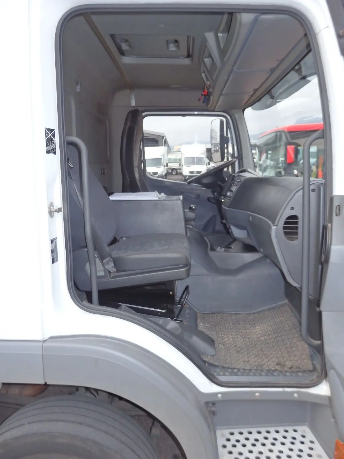 Mercedes Atego 1224 L, штора-борт 7.2м, гидролифт - фото 4