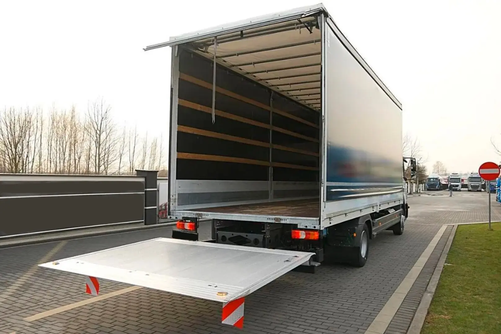Mercedes Atego 1224 L нового поколения, 2015 год, штора-борт 50 м3, гидролифт, высокая кабина - фото