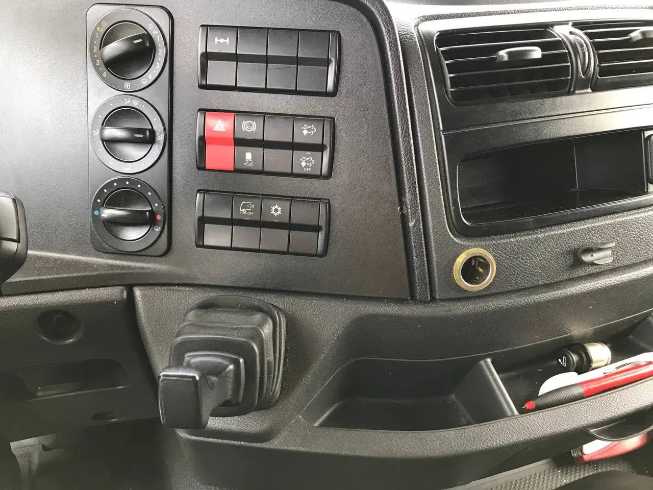 Mercedes Atego 1224 L, 2015 год, шторная надстройка 48 м3, гидролифт, высокая кабина - фото 4
