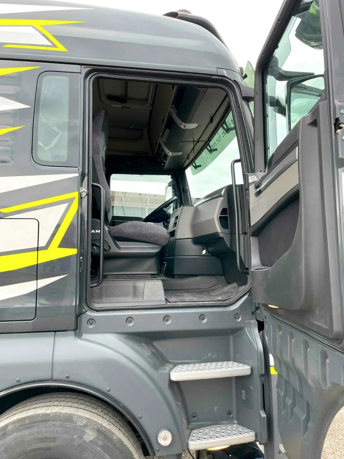 Тягач MAN TGX 33.510, 6х4, 01/2021 год, кабина XLX, пневмоподвеска, без пробега по РФ - фото-детальных 6