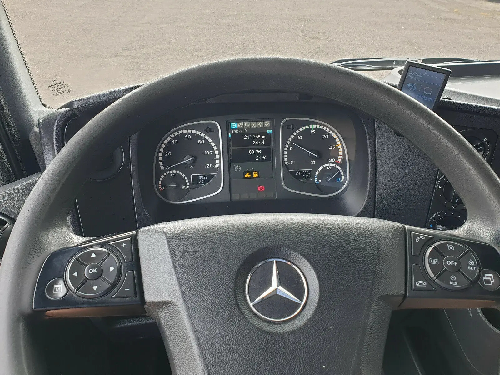 Mercedes Atego 823 L, 2015 год, борт-тент 45 м3 с боковой дверью, гидроборт, без пробега по РФ - фото 4