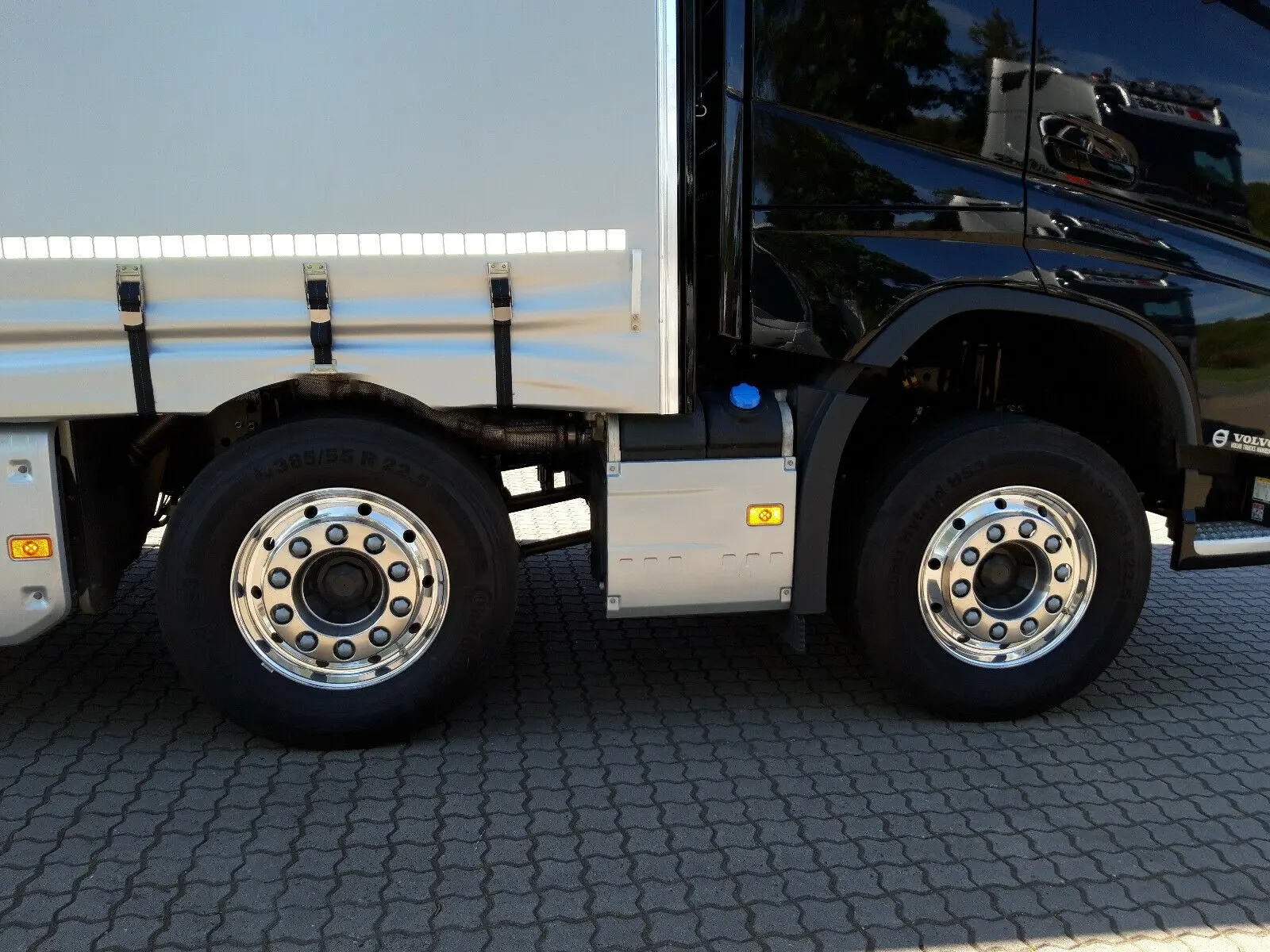 Новый Volvo FH500, 8x2, штора 61 м3, гидроборт 9 тонн, паспортная г/п 17 тонн - фото 7