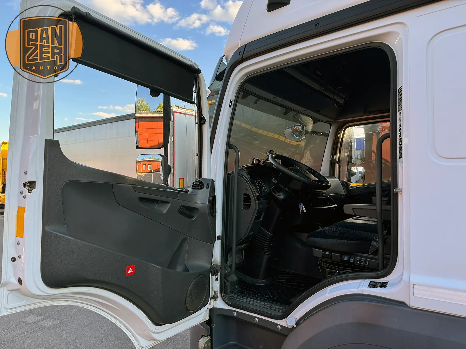 Mercedes-Benz Atego 1230, 2018 год, штора 50 м3, гидроборт, 2 спальника 32