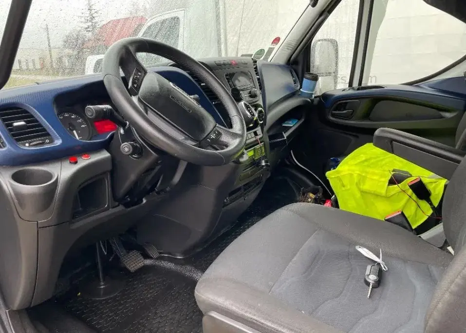 Автопоезд категории В Iveco Daily 35C18, 2017 год, спарка, полная масса 3500 кг, спальник - фото 3