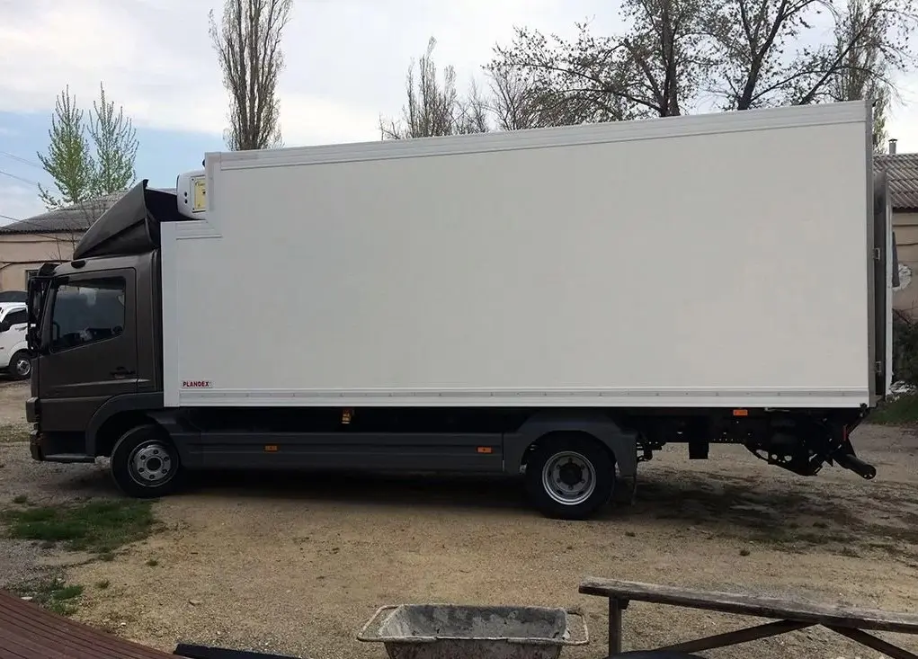 Mercedes Atego 818, 2011г, рефрижератор с воротами, боковой дверью и гидролифтом - фото