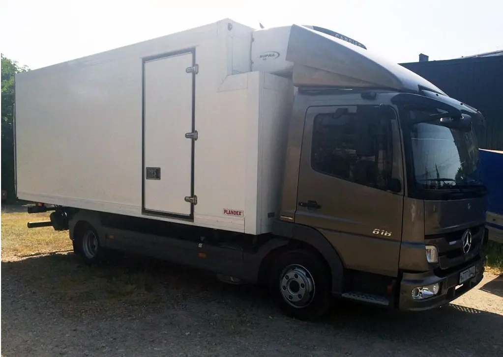 Mercedes Atego 818, 2011г, рефрижератор с воротами, боковой дверью и гидролифтом - фото