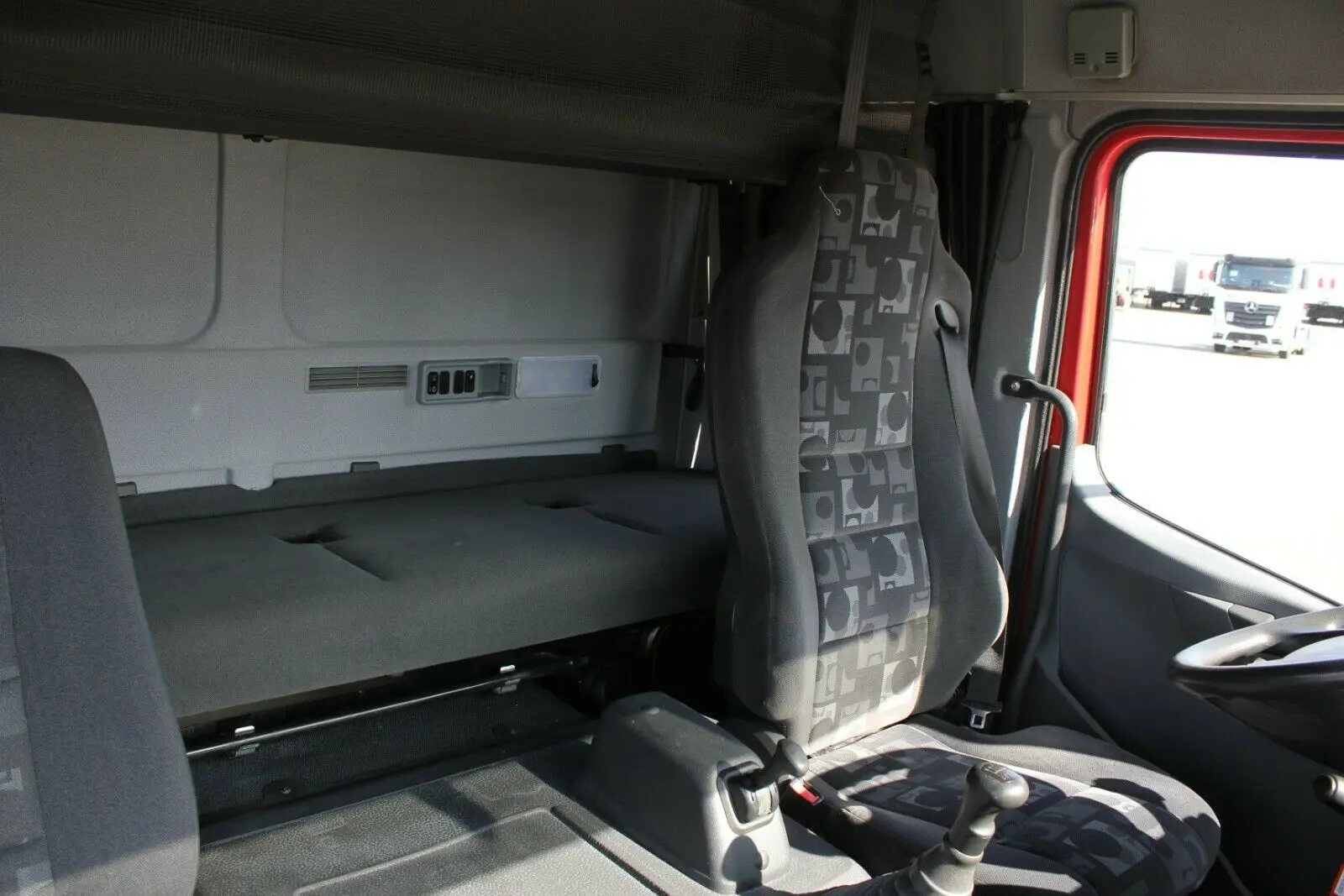 Mercedes Atego 1229, Евро-5, пробег 165 тыс.км!, фургон 48 м3, ворота, без пробега по РФ - фото 5