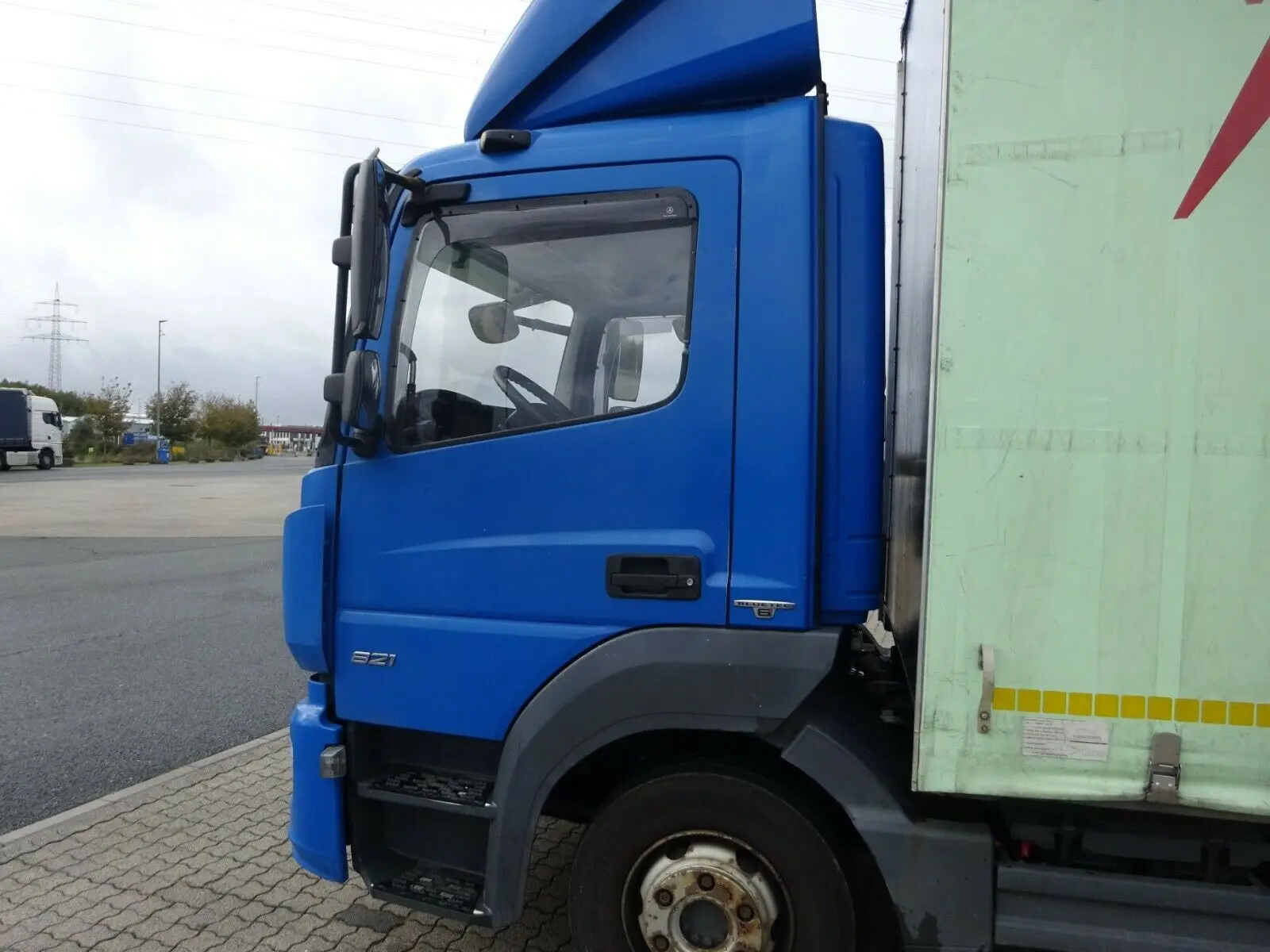 Mercedes Atego 821 L, 2014 год, штора 48 кубов с гидробортом, сдвижной верх, без пробега по РФ - фото 7