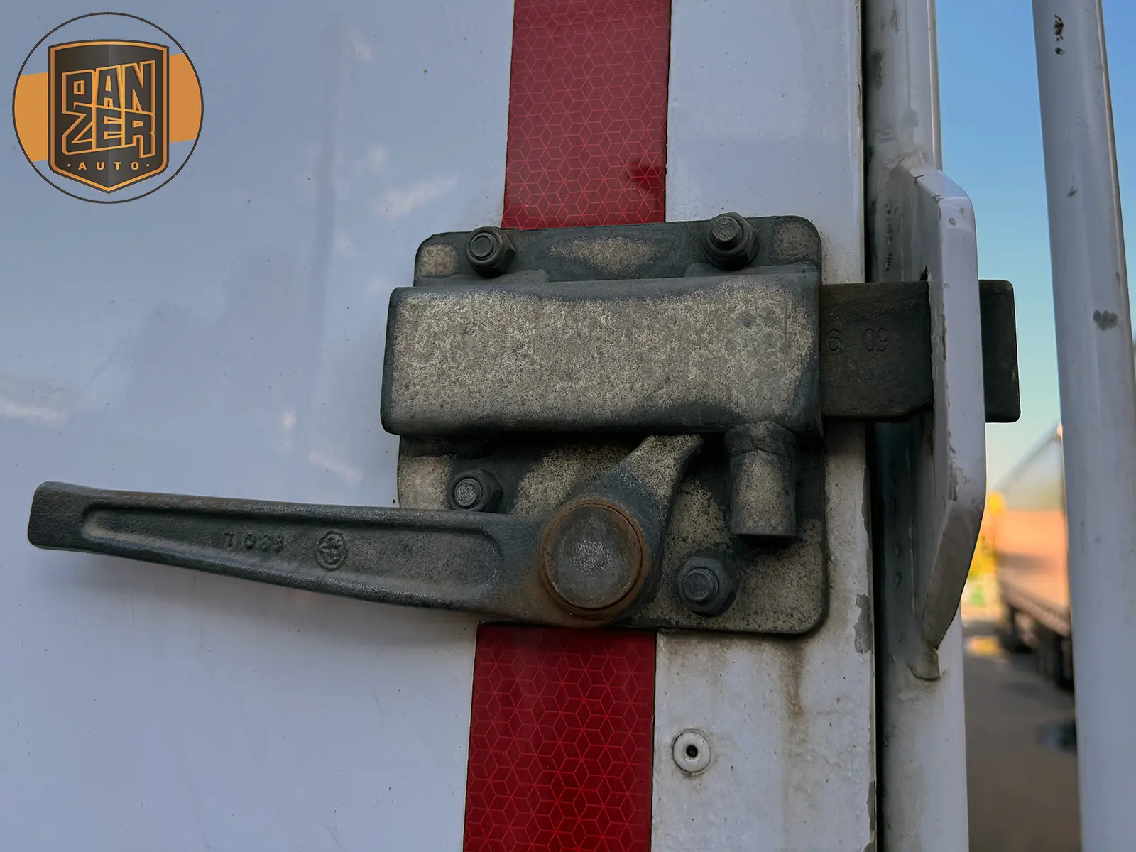 Mercedes-Benz Atego 1230, 2018 год, штора 50 м3, гидроборт, 2 спальника 22