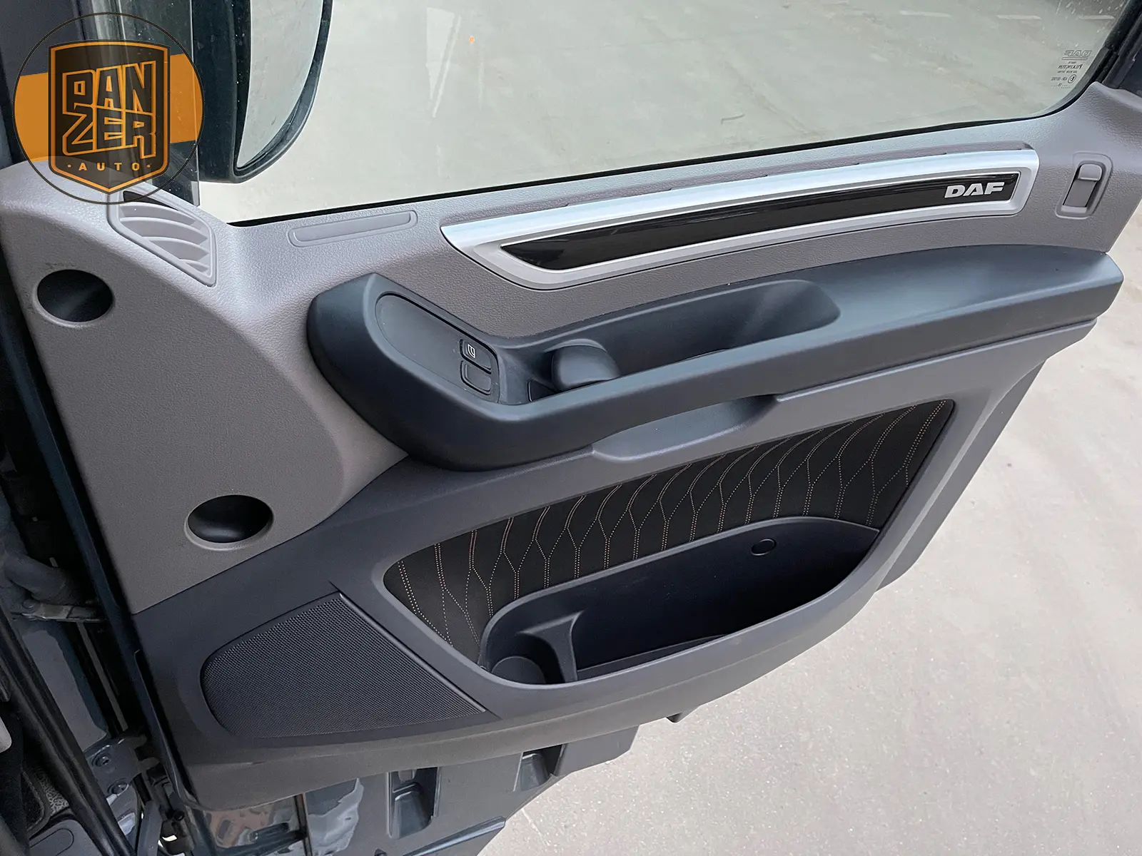 DAF XF530 6x4 тягач-тяжеловоз, сцепной вес 80 тонн - фото-детальных 41