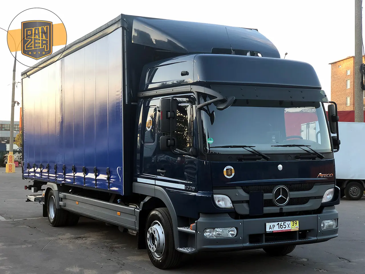 Mercedes Atego 1229L, 10/2012г, штора 49 кубов, ворота и гидроборт - фото