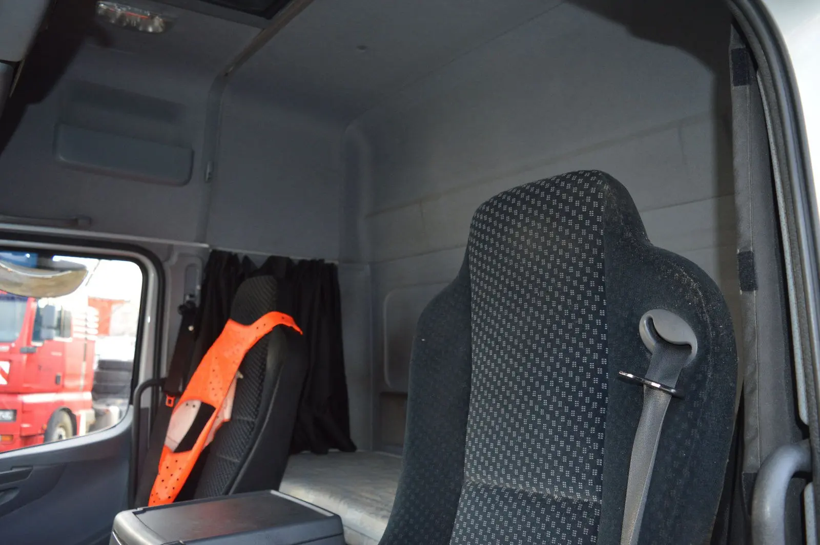 Mercedes Atego 1224 L, 2011г, тент шторки 50м3, гидролифт, кабина Мегаспейс - фото 3