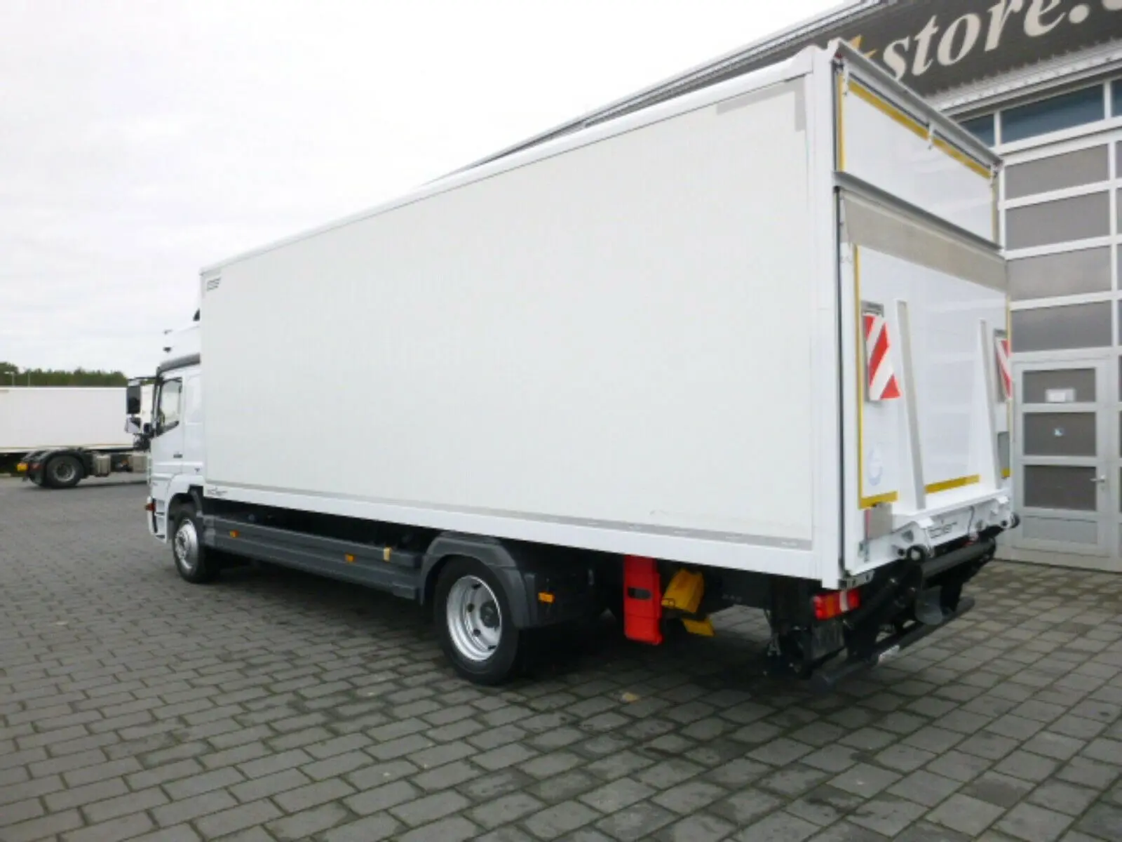 Mercedes Atego 1230L NEW, 12/2015 год, фургон 43 м3, гидролифт, 2 спальных места - фото