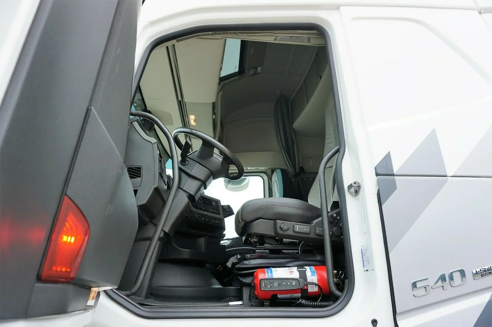 Тягач Volvo FH 540 Dual Clutch, 2019 год, 6х2 спарка, Globetrotter XL, без пробега по РФ - фото-детальных 10