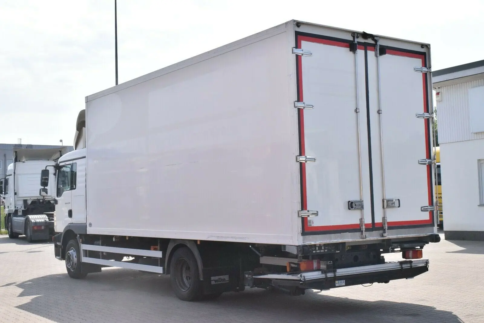 MAN TGM 12.250 BL, рефрижератор мультитемпературный 40 м3, Евро-5, спальная кабина, гидролифт - фото