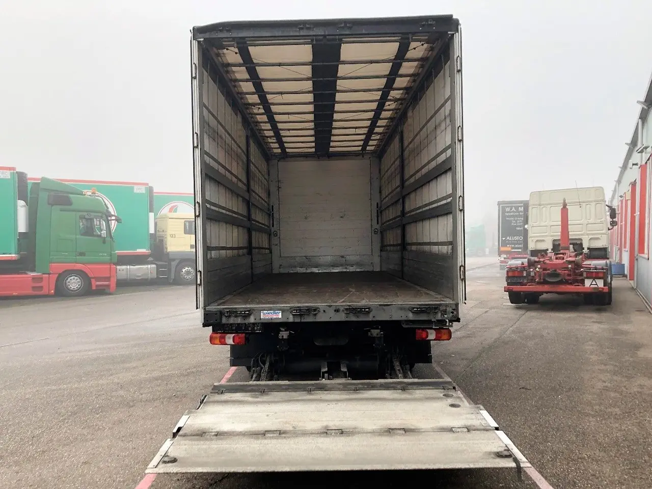 Mercedes Actros 2545 L, 2012 г, 6x2 штора 50 м3, гидроборт - фото 2