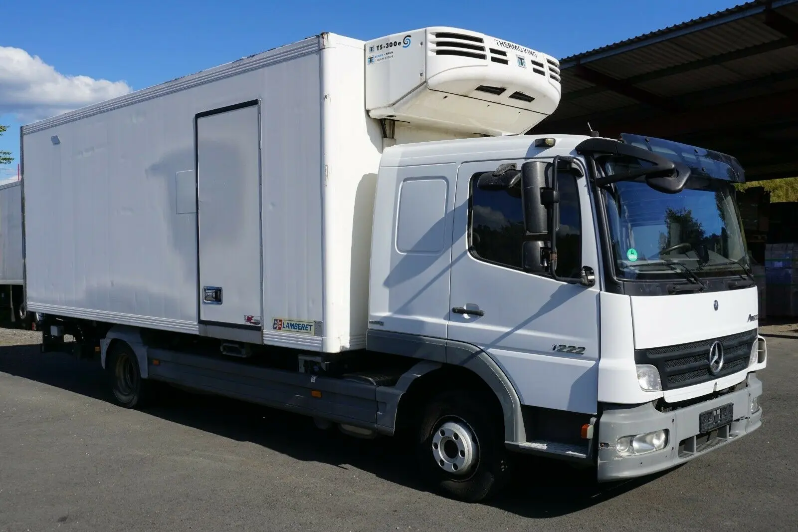 Рефрижератор Mercedes Atego 1222L, спальная кабина, ворота и гидролифт - фото 8