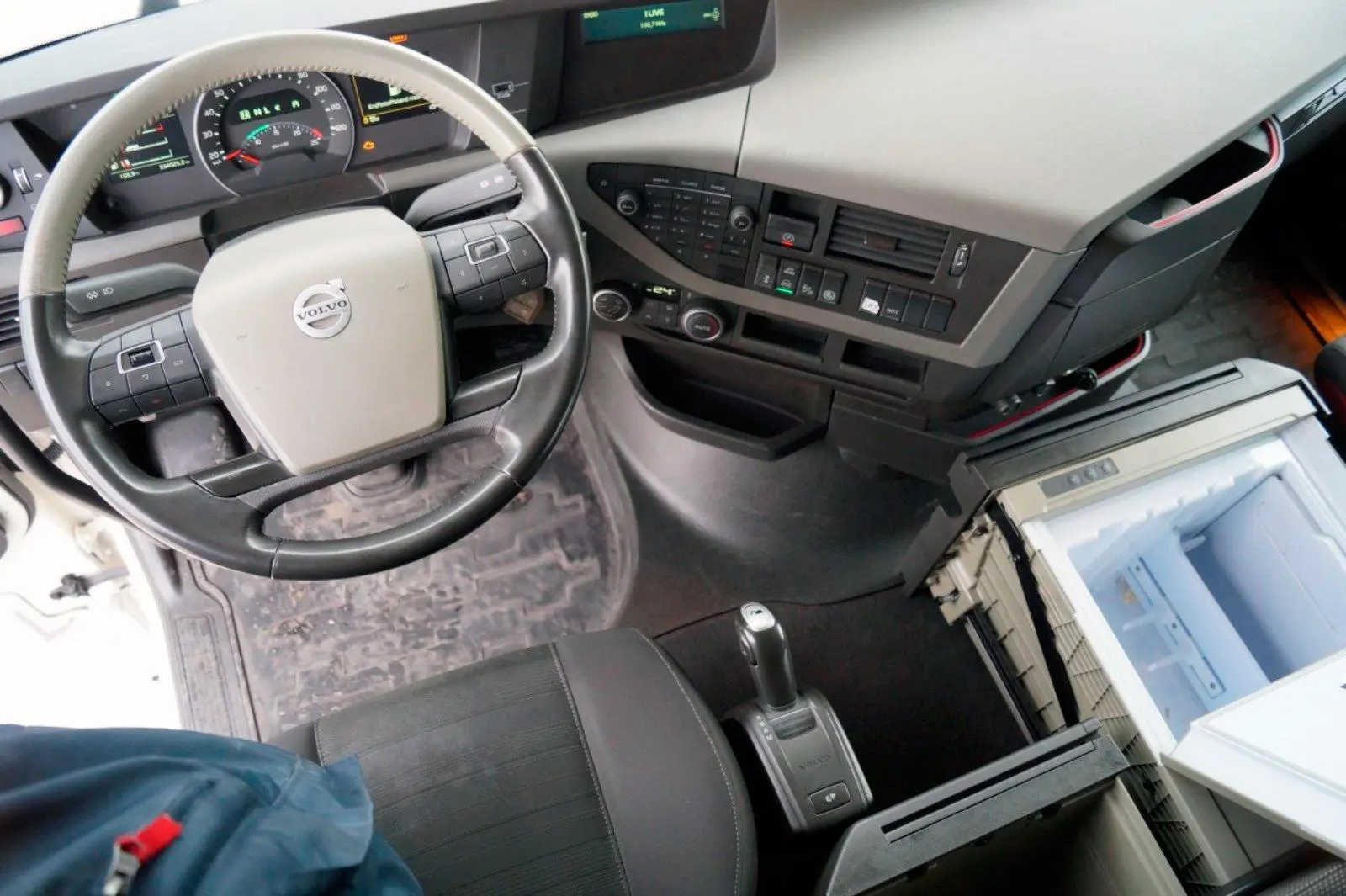 Тягач Volvo FH 460, 2016 год, 469 л.с., кабина Globetrotter XL, без пробега по РФ - фото-детальных 4