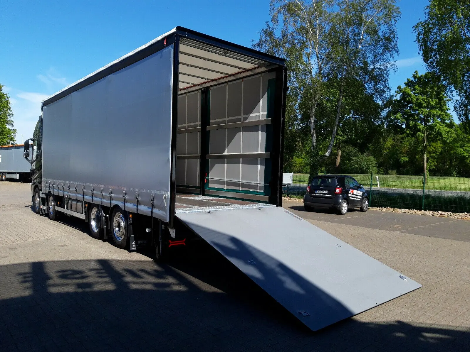 Новый Volvo FH500, 8x2, штора 61 м3, гидроборт 9 тонн, паспортная г/п 17 тонн - фото