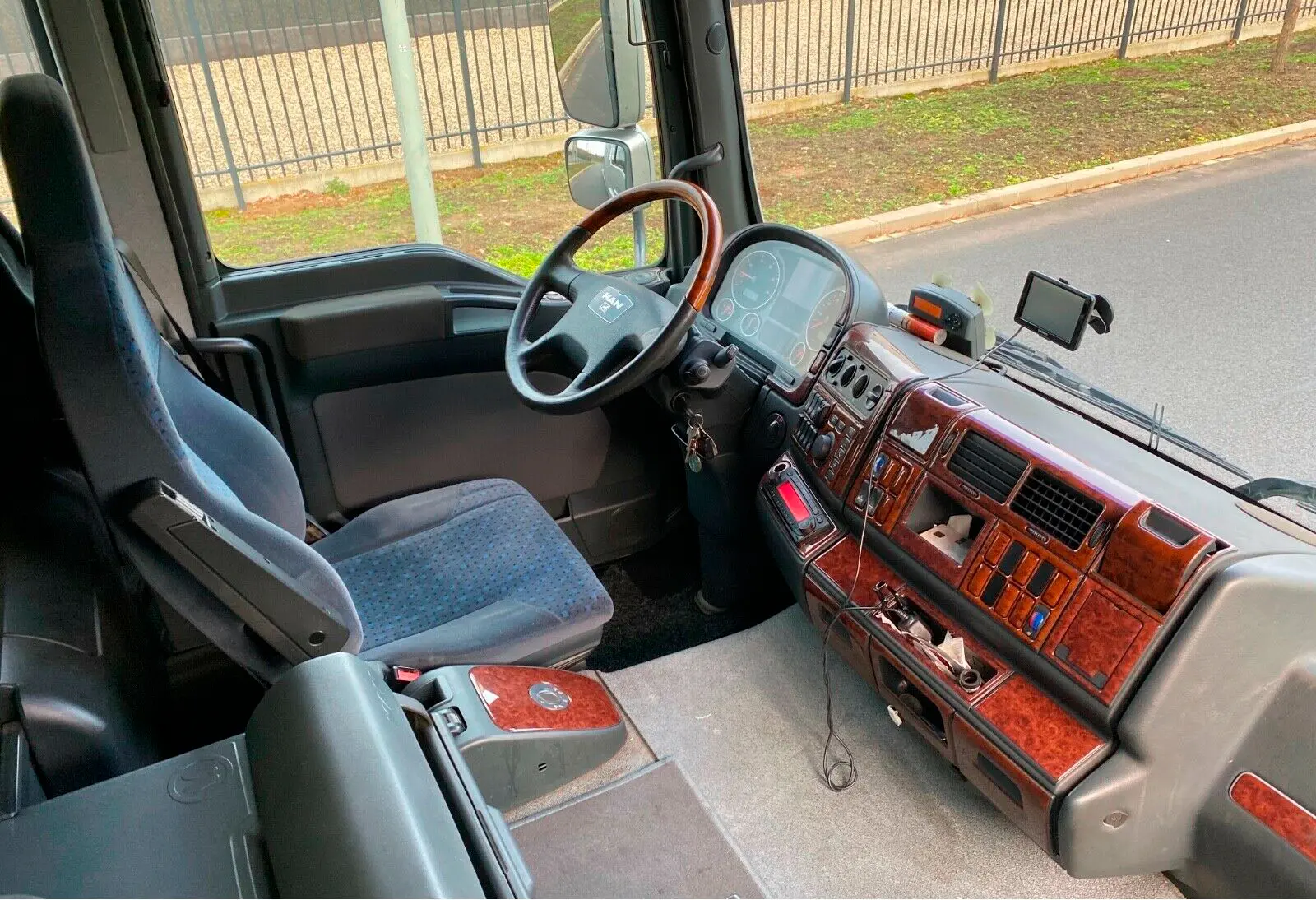 Автовоз на 3 авто MAN TGL 12.240 BL, спальная кабина, без пробега по РФ - фото 14