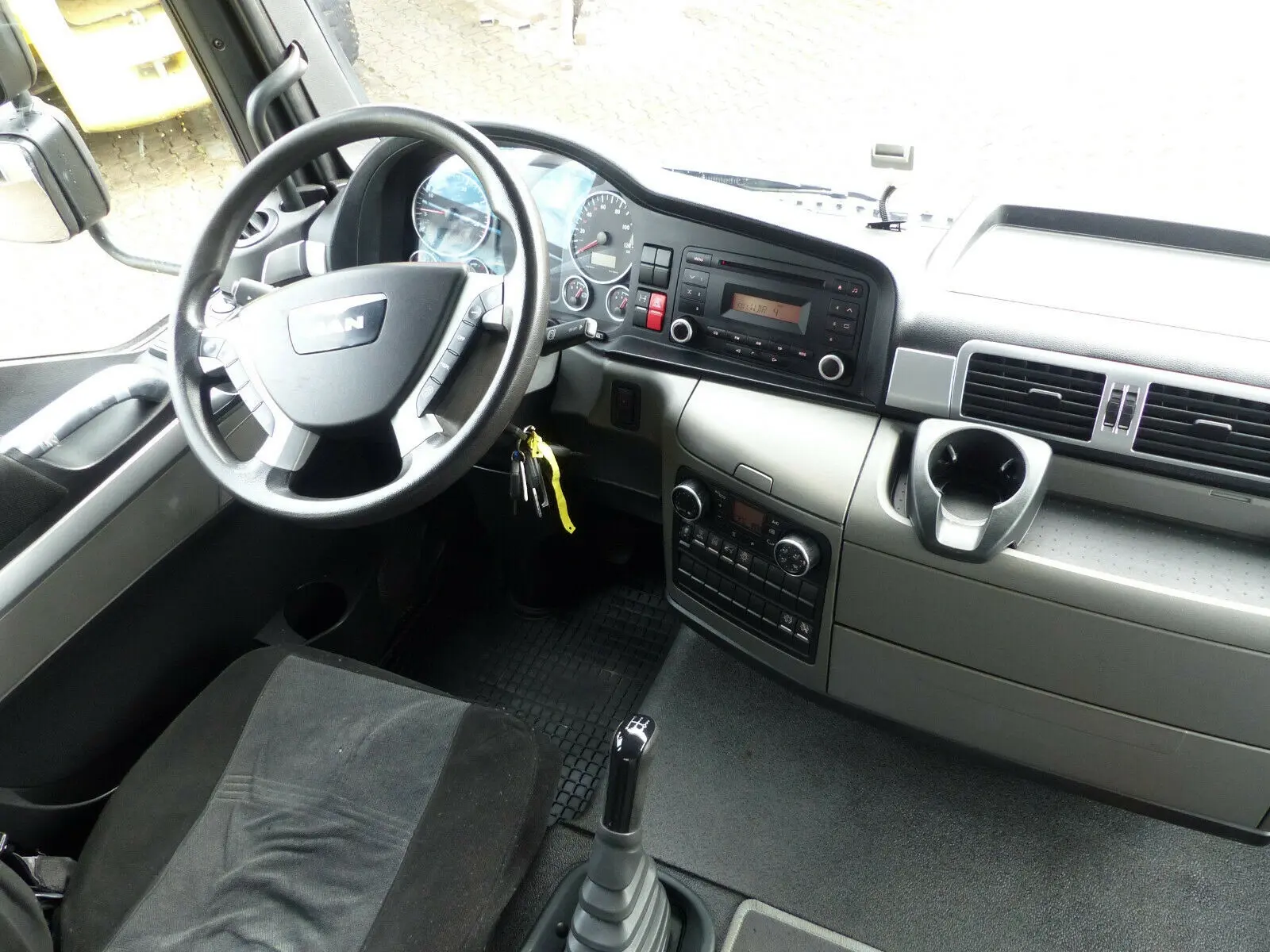 MAN TGM 12.290 BL, 2015 год, штора-борт 49 м3, гидроборт, спальная кабина - фото 4