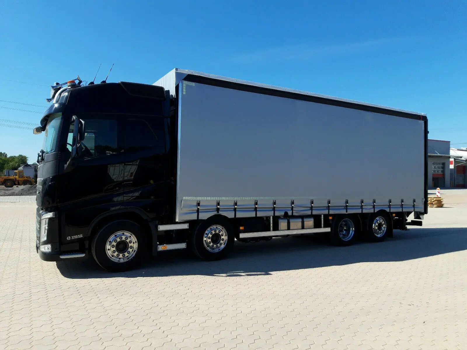 Новый Volvo FH500, 8x2, штора 61 м3, гидроборт 9 тонн, паспортная г/п 17 тонн - фото 3
