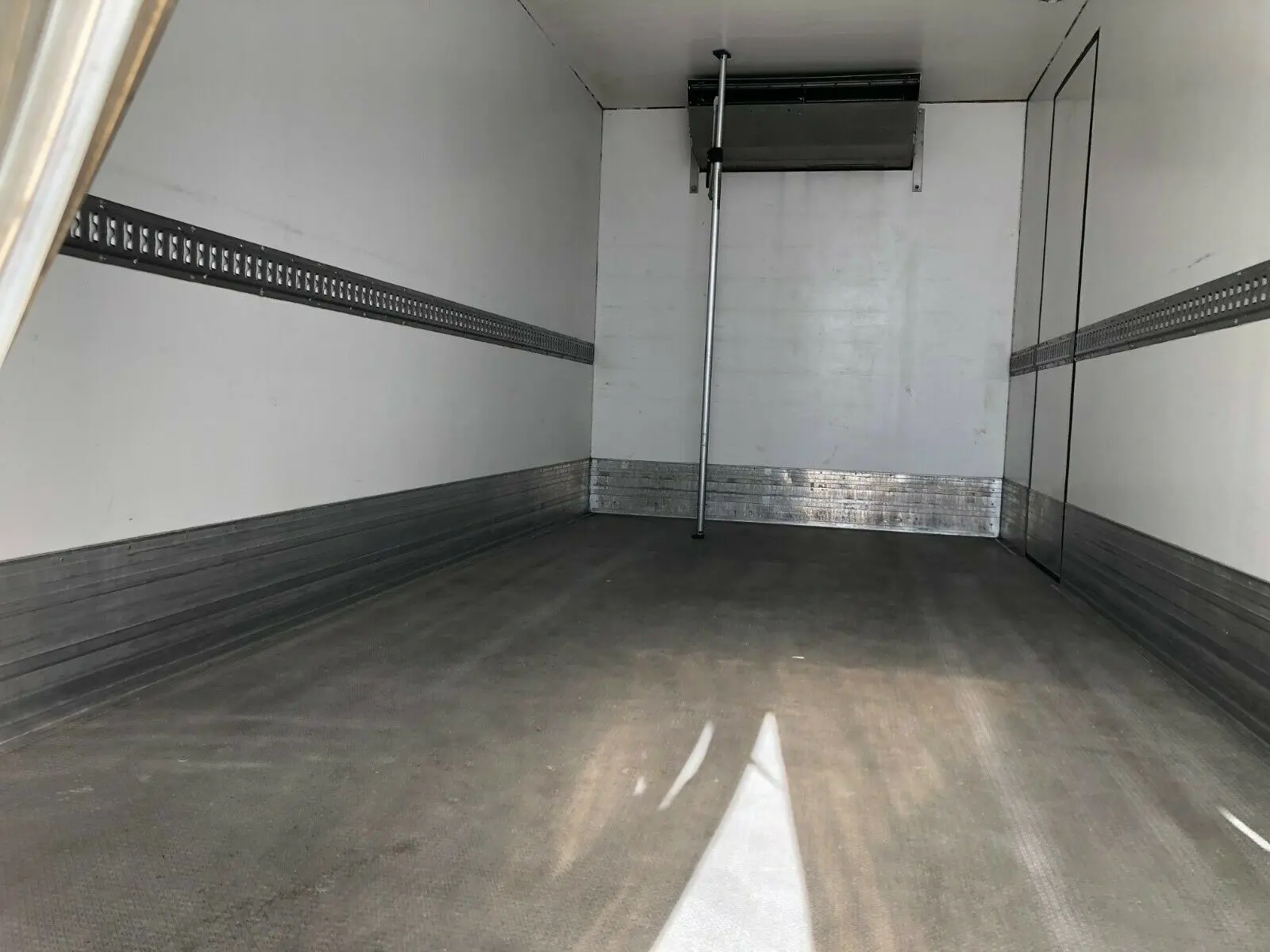 MAN TGL 12.220 BL, рефрижератор 36 м3, спальная кабина, без пробега по РФ - фото 2