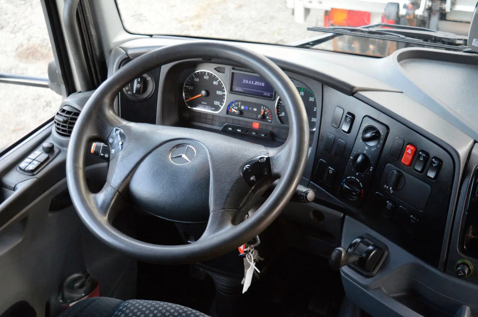 Mercedes Atego 1224 L, 2011г, тент шторки 50м3, гидролифт, кабина Мегаспейс - фото 4