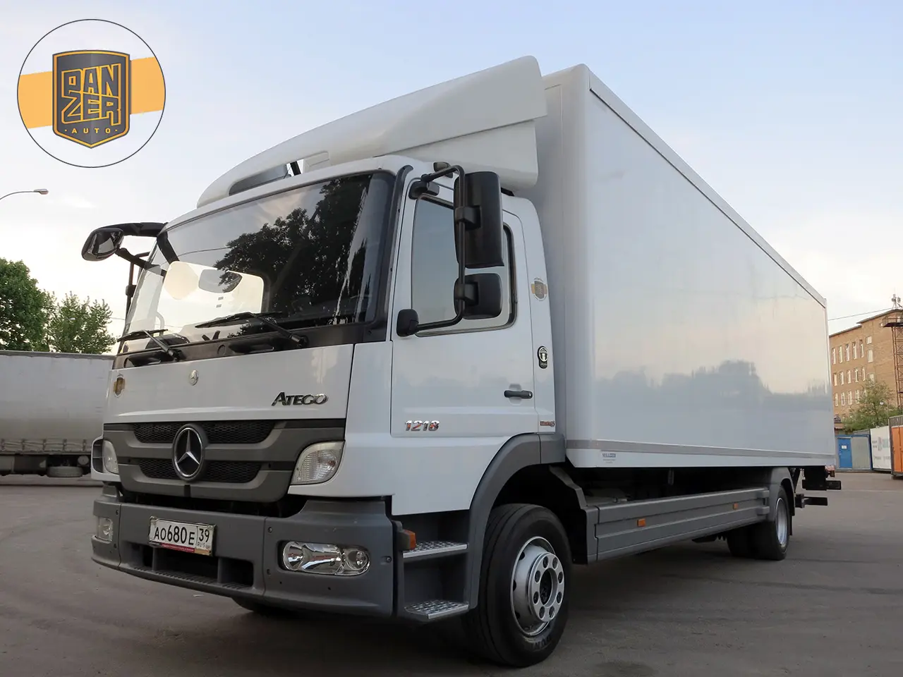 Mercedes Atego 1218 L, изотермический фургон 8.2м, 2011 г, гидроборт - фото