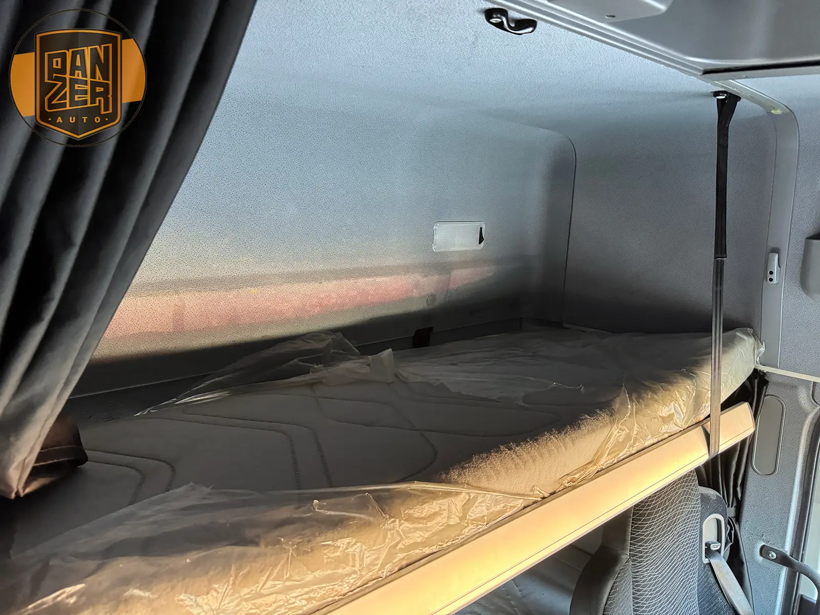 Mercedes-Benz Atego 1230, 2018 год, штора 50 м3, гидроборт, 2 спальника 30