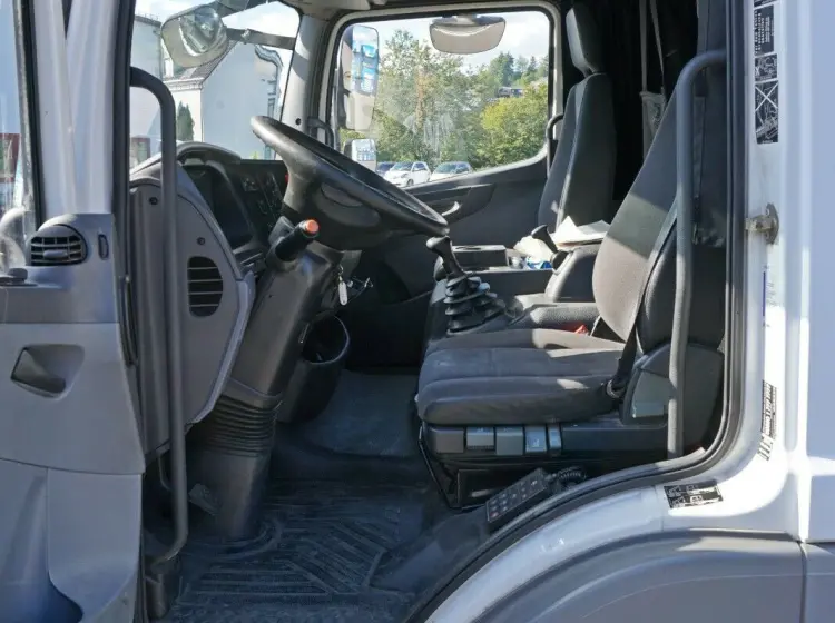 Рефрижератор Mercedes Atego 1222L, спальная кабина, ворота и гидролифт - фото 3
