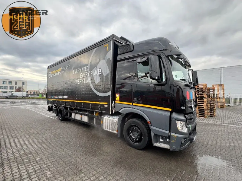 Грузовик тентованный Mercedes Actros 1840, 2022 год | photo 0