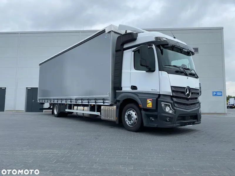 Новый грузовик Mercedes-Benz Actros 1830, 2025 год, 10 тонник, шторный кузов кубатурник 70 м3 с воротами | photo 0