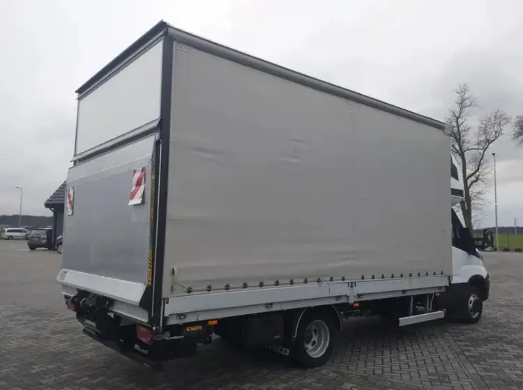Iveco Daily 35C18, 2018 год, спарка, штора-борт 30 м3, гидроборт, полная масса 3500 кг, спальник - фото 7