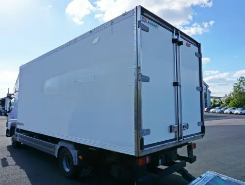 Рефрижератор Mercedes Atego 1222L, спальная кабина, ворота и гидролифт - фото 9