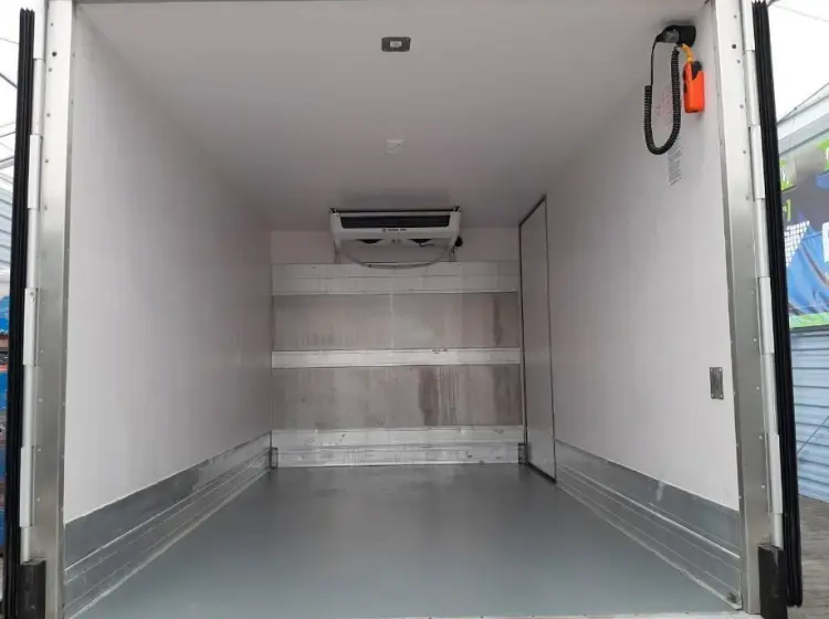 Рефрижератор Iveco Daily 35C13, спарка, автомат, 13 кубов, гидроборт, полная масса 3500 кг, без пробега по РФ - фото 2