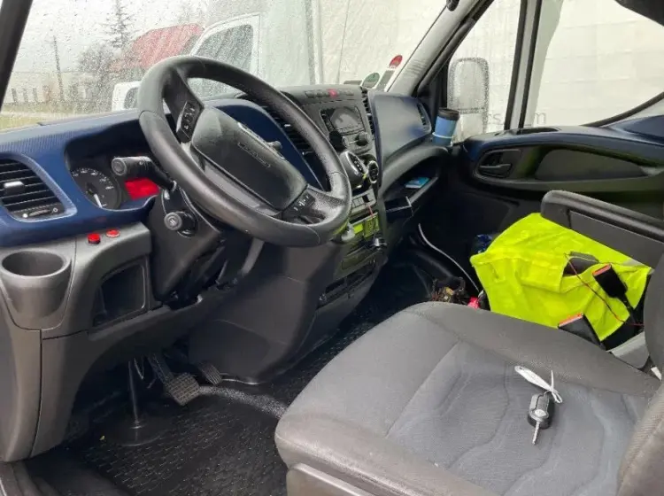 Автопоезд категории В Iveco Daily 35C18, 2017 год, спарка, полная масса 3500 кг, спальник - фото 3