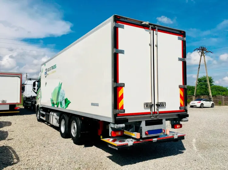 Рефрижератор мультитемпературный Volvo FH 460, длина фургона 9 метров, г/п 15 тонн - фото