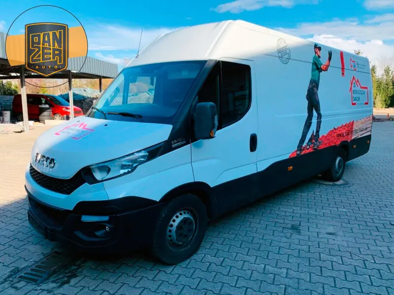 Цельнометаллический фургон Iveco Daily 35S17, 2015 год | photo 0